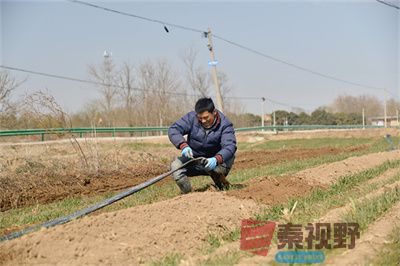 宋航在对接地垄式喷灌水带.jpg