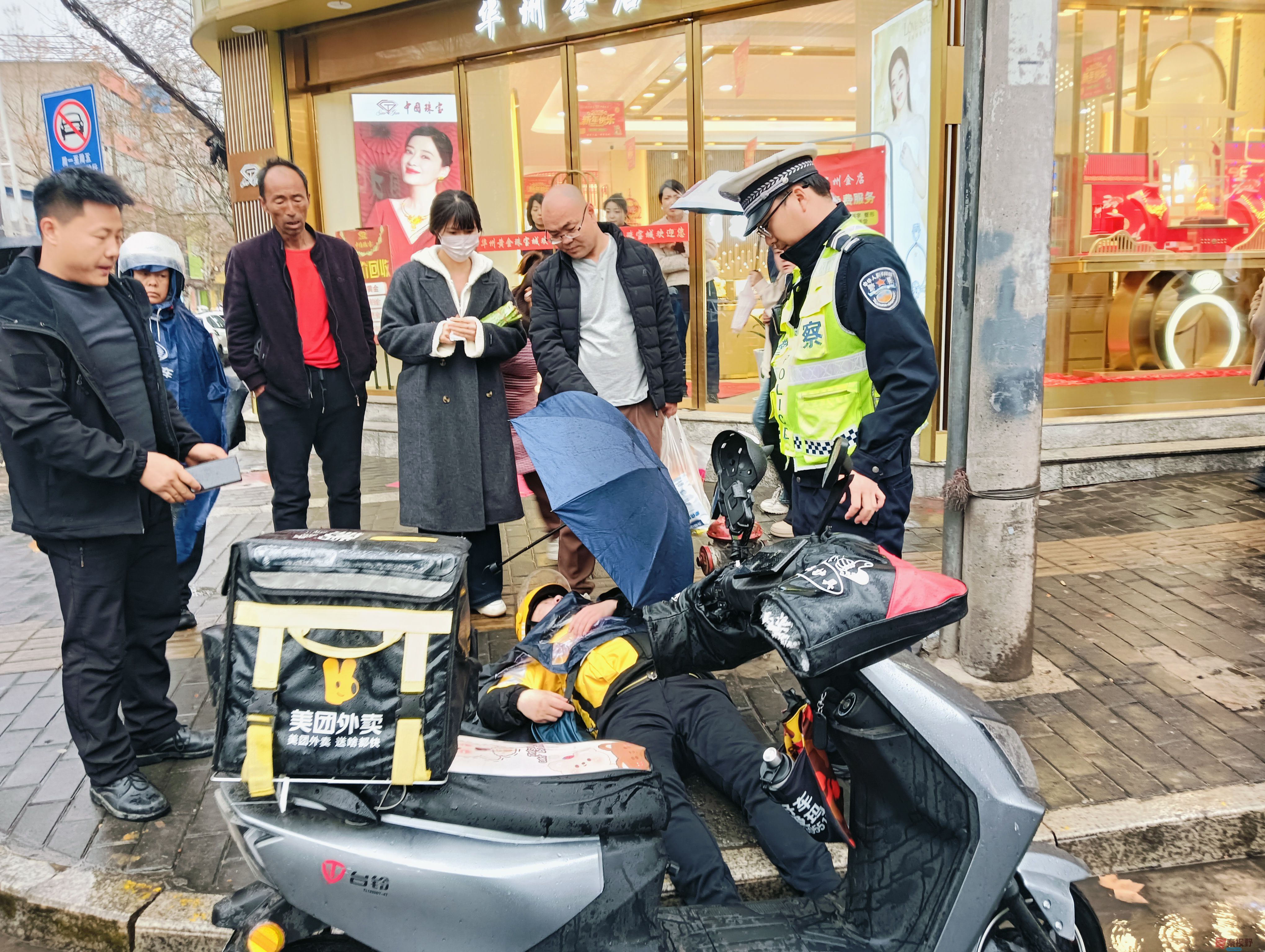 <strong>“低血糖”遇上“暖心警”华州公安交警及时救助</strong>