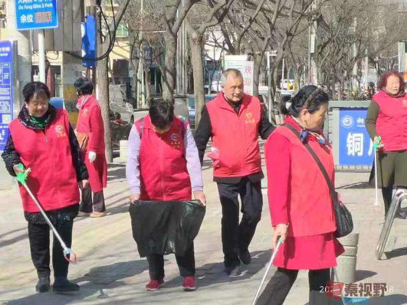 铜川市雷锋爱心志愿十支队清扫街头卫生