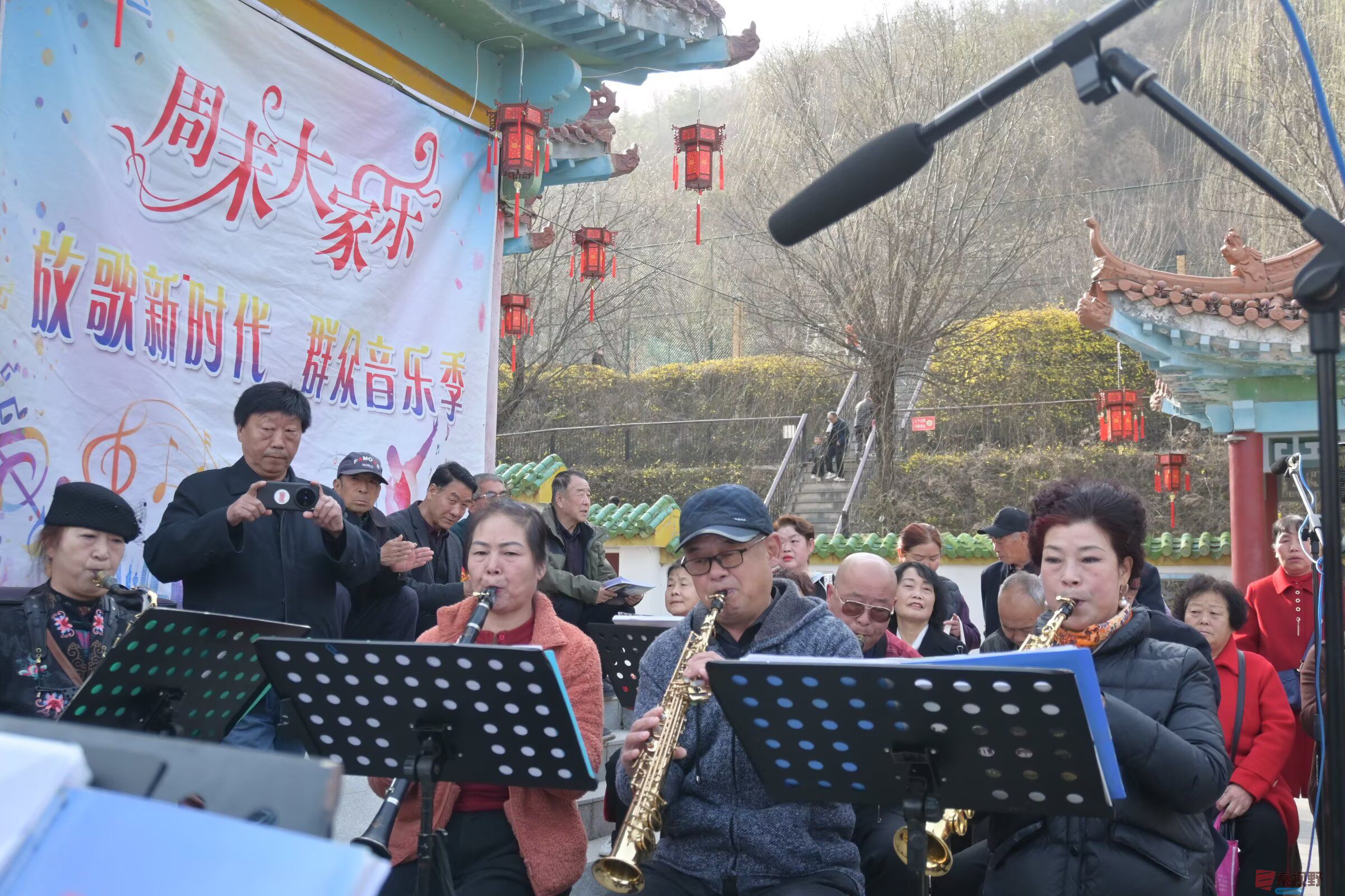 铜川爱乐管乐艺术团和游客 一起唱红歌迎春天
