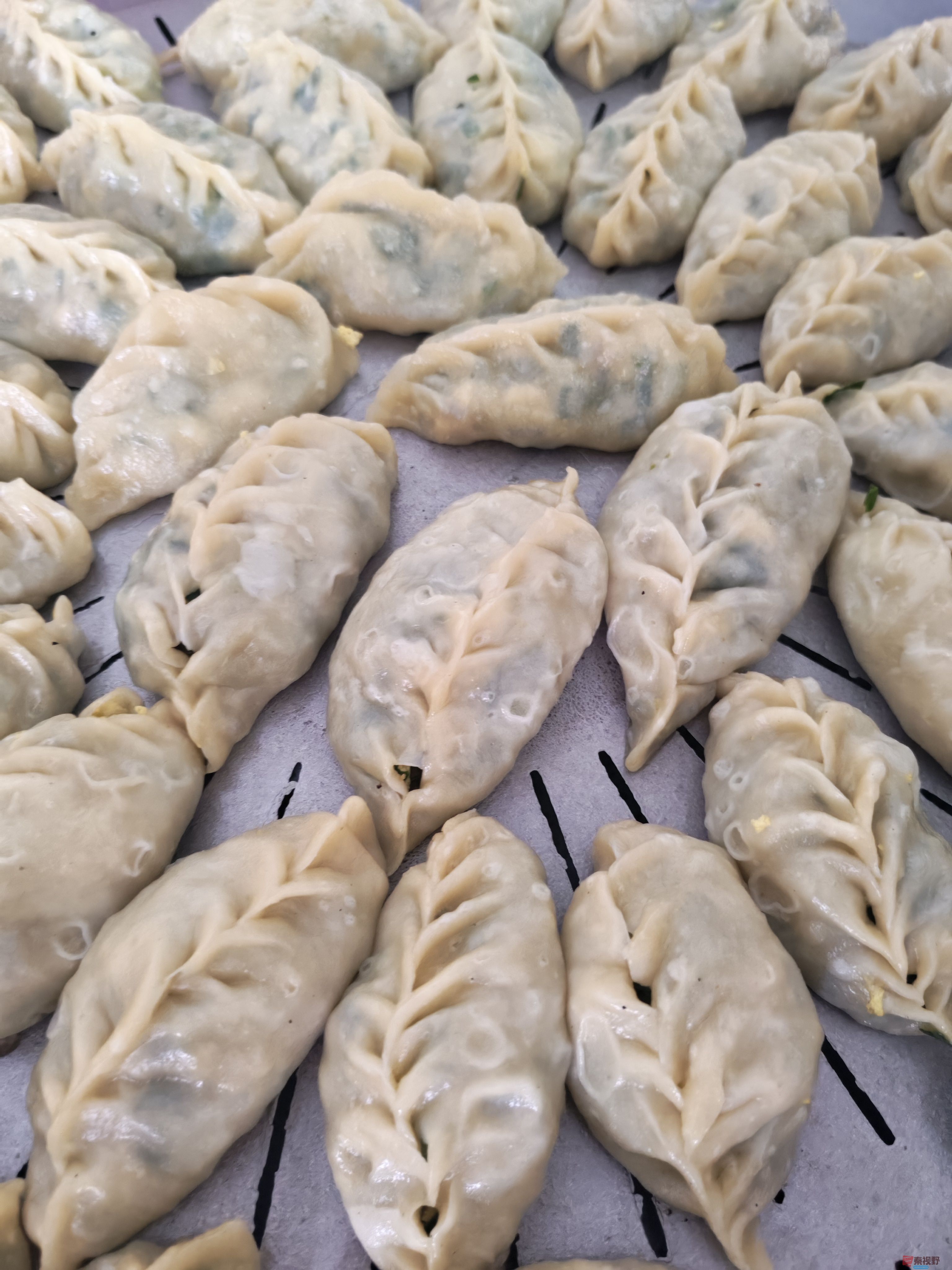 刚从地里割出来的新鲜韭菜加上土鸡蛋，做出来的蒸饺味道很地道