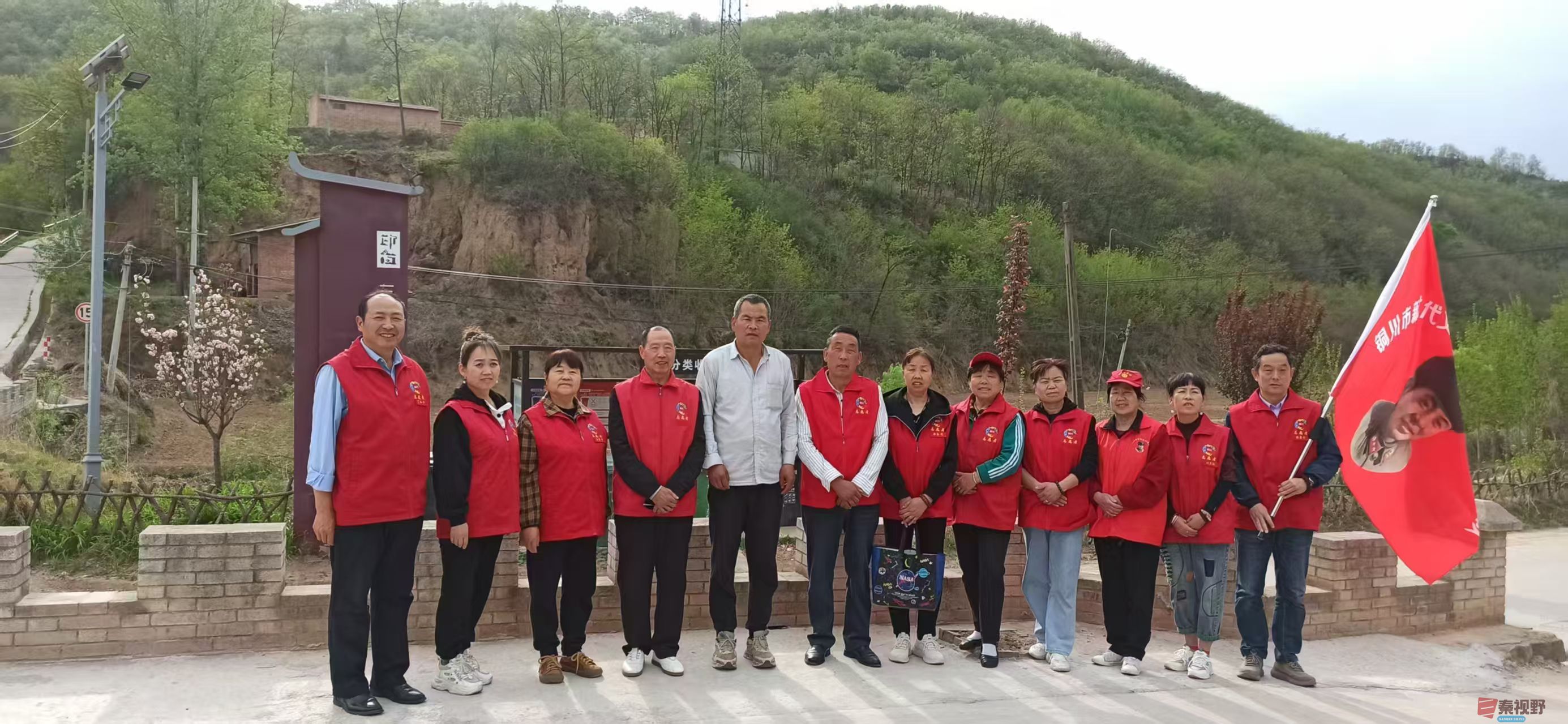 <strong>铜川雷锋志愿七支队为残障人理发、清扫街道卫生</strong>