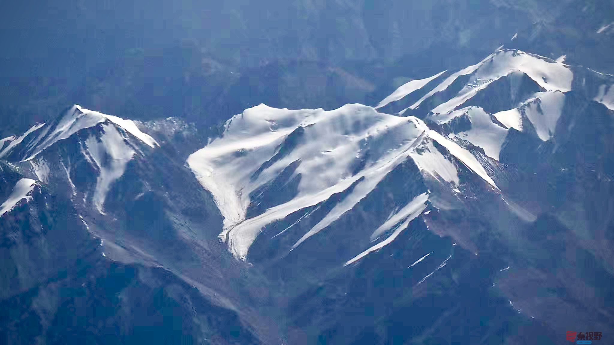 <strong>六月天山的积雪【摄影黄风升】</strong>