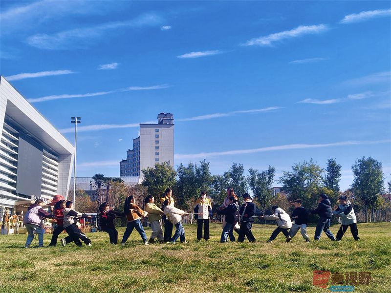 陕西鄠邑足球场上的拔河比赛【摄影任周民】