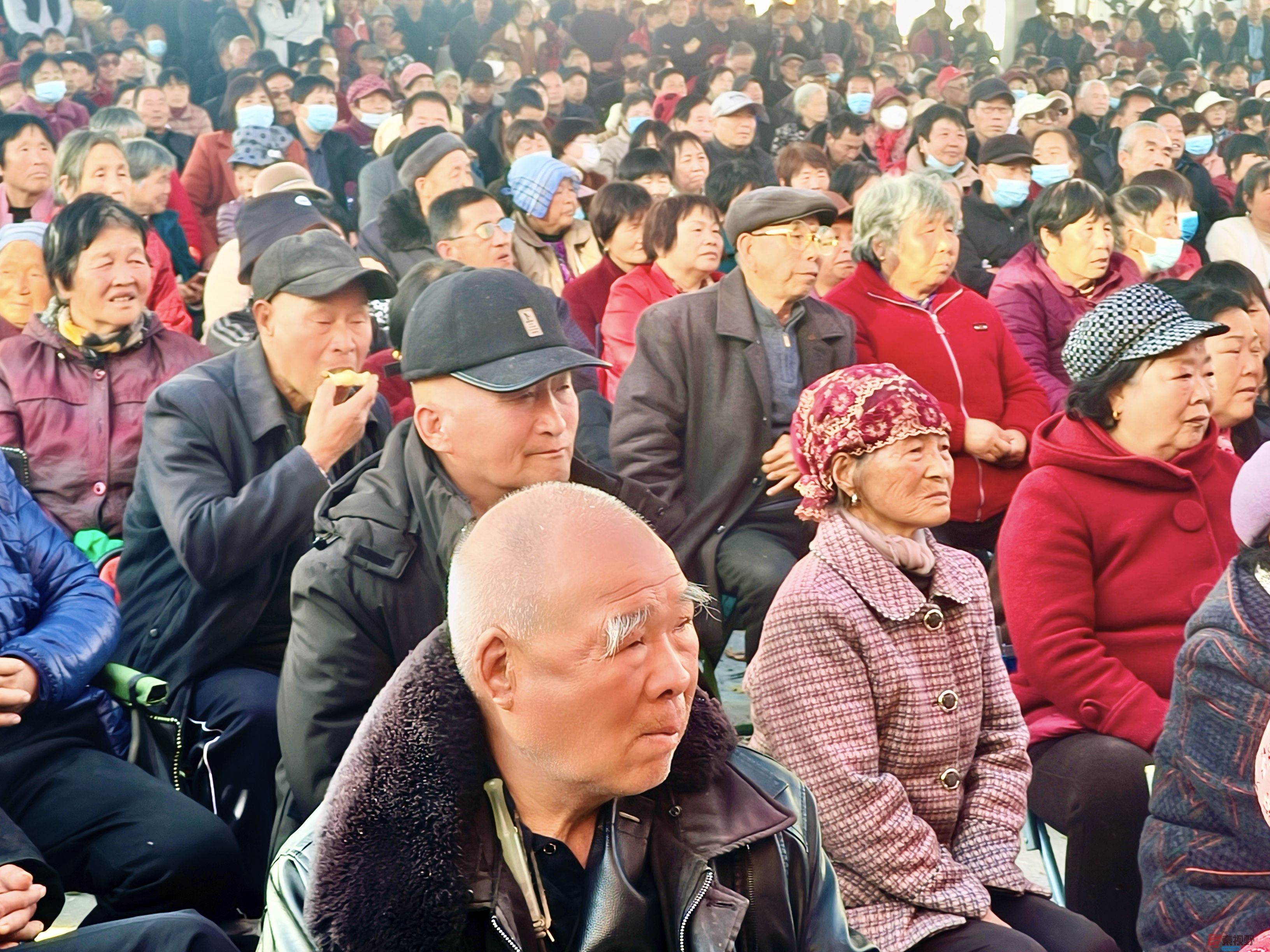 任周民戏迷观看秦腔《杨家将》_20251129214151_377_1580 (6).jpg