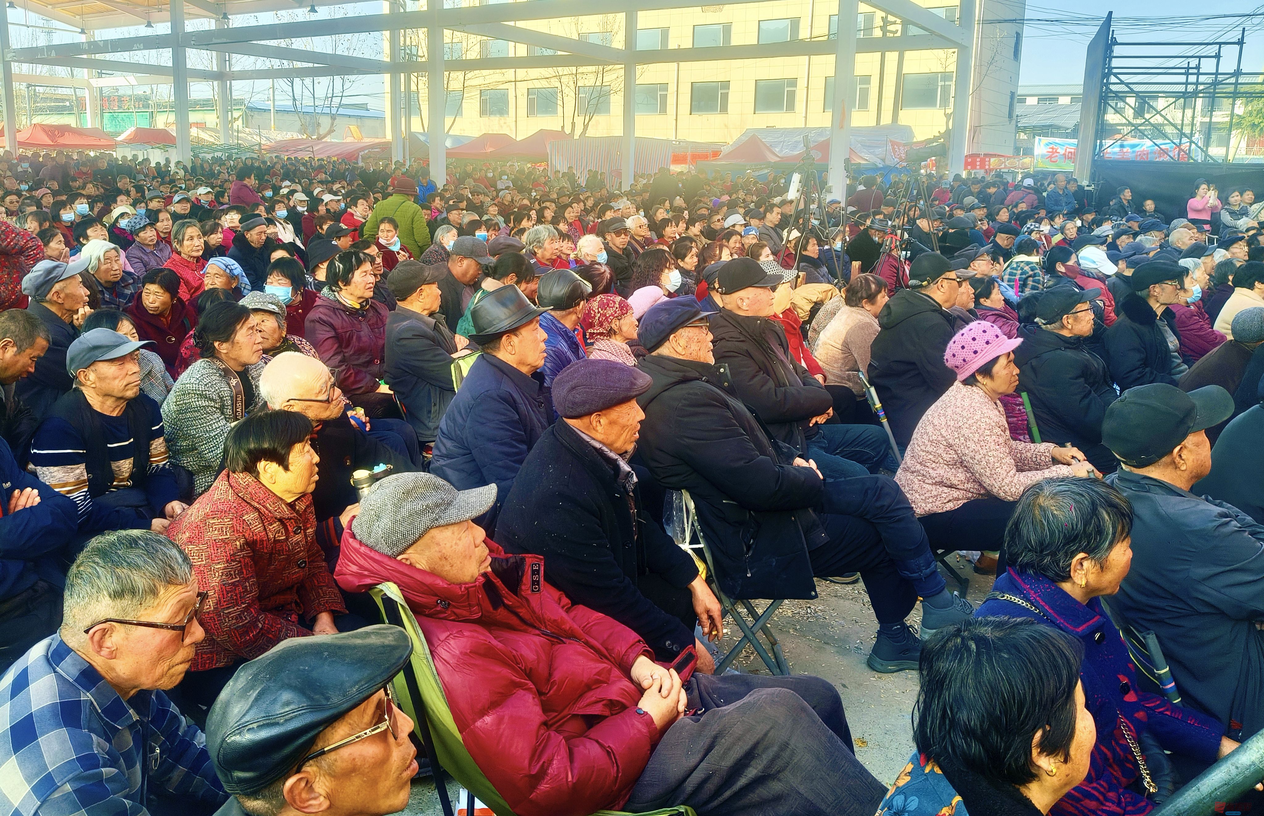 任周民戏迷观看秦腔《杨家将》_20251129214151_377_1580 (13).jpg