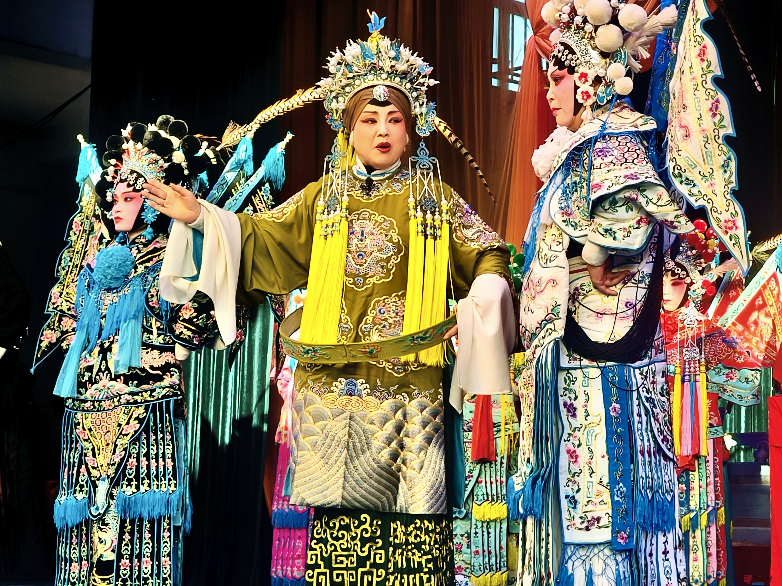 <strong>陕西鄠邑区：戏迷观看秦腔《杨家将》【摄影任周民】</strong>